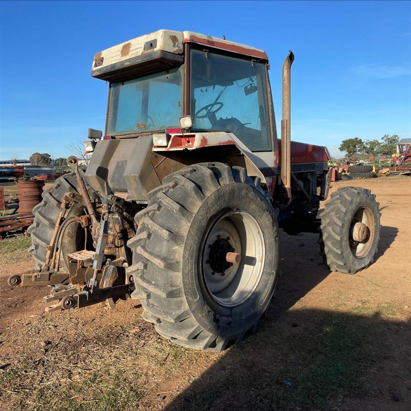 Photo 4. Case IH Magnum 7110 Tractor