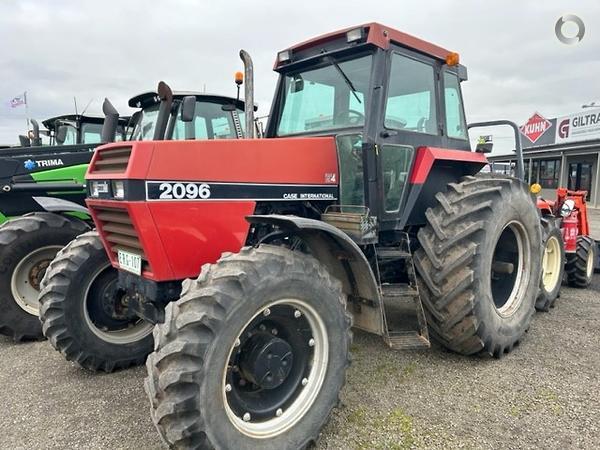 Photo 3. Case IH 2096 tractor