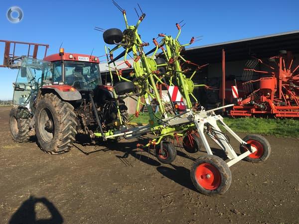 Photo 4. CLAAS Volto 900T tedder