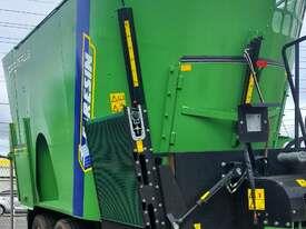 Photo 3. Faresin PF2.26 mixer wagon