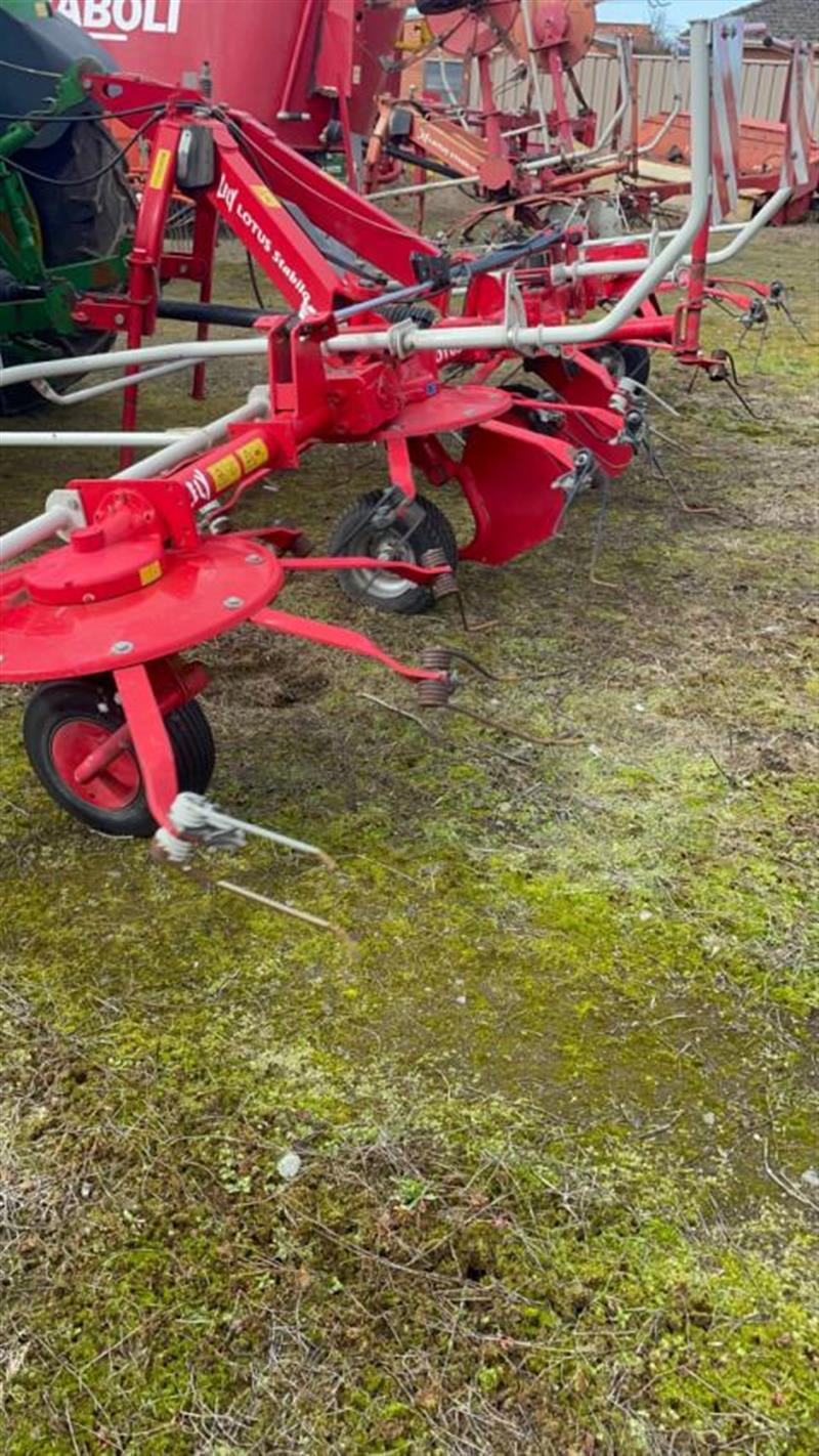 Photo 2. Lely Lotus Stablio 600 tedder