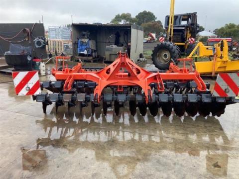 Photo 3. Kuhn OPTIMER 403 cultivator