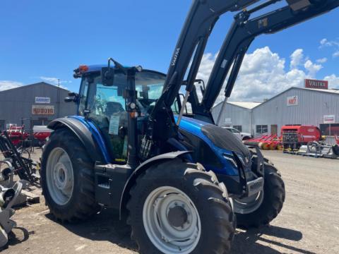 Photo 2. Valtra G135 Active tractor