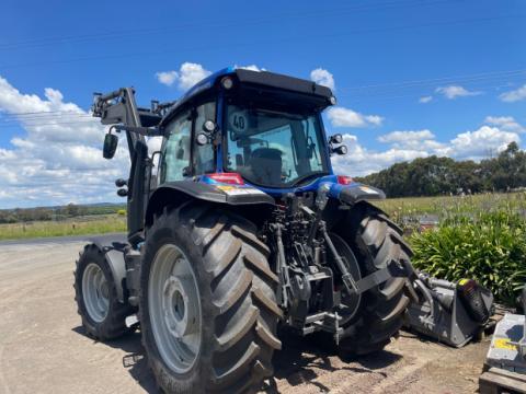 Photo 4. Valtra G135 Active tractor