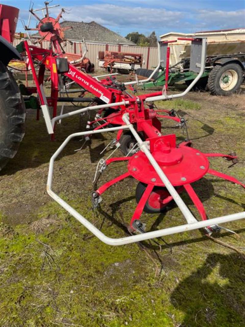 Photo 5. Lely Lotus Stablio 600 tedder