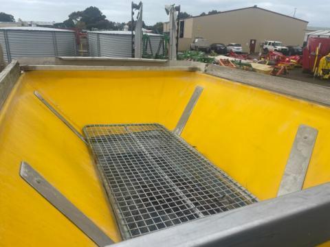 Photo 4. Sam 6 Tonne spreader