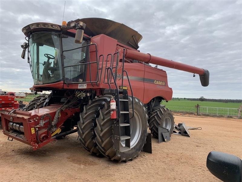 Photo 5. Case IH 7140 combine harvester