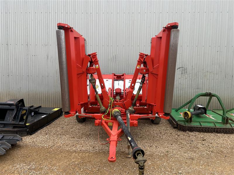 Photo 4. Trimax Pegasus 493 Finishing Mower