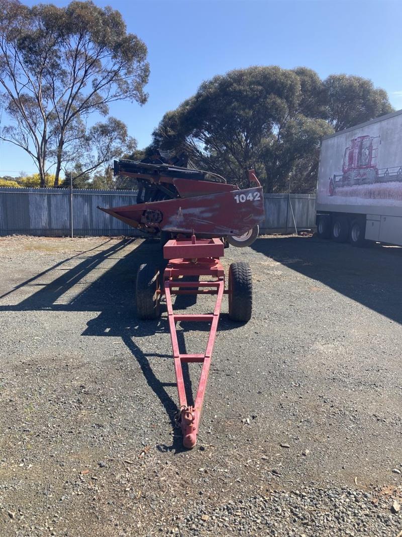 Photo 2. Case IH 1042 harvester front