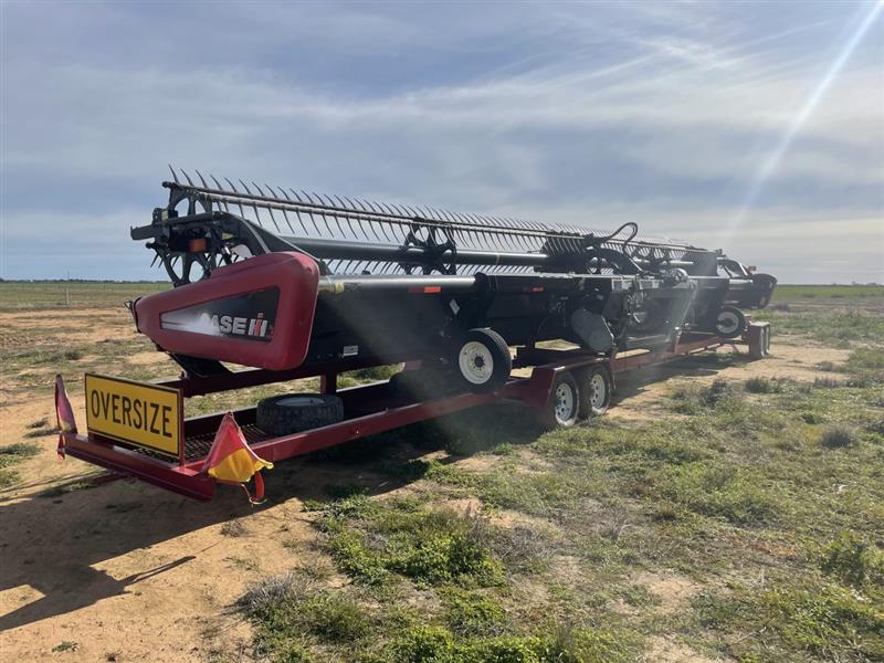 Photo 2. Macdon 2152 harvester front