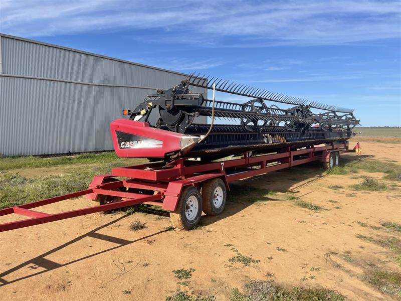 Photo 3. Macdon 2152 harvester front