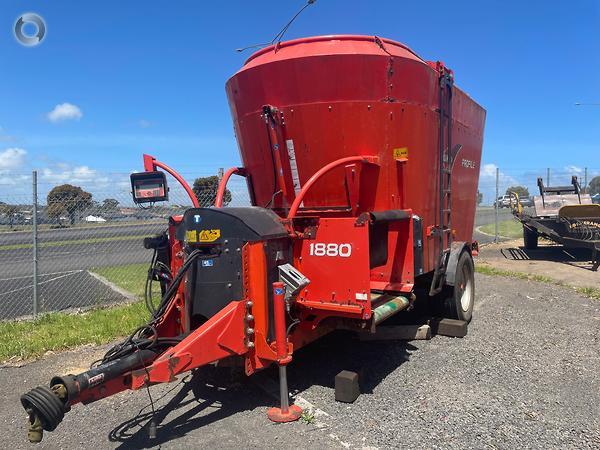 Photo 4. Kuhn Profile 1880 feed mixer
