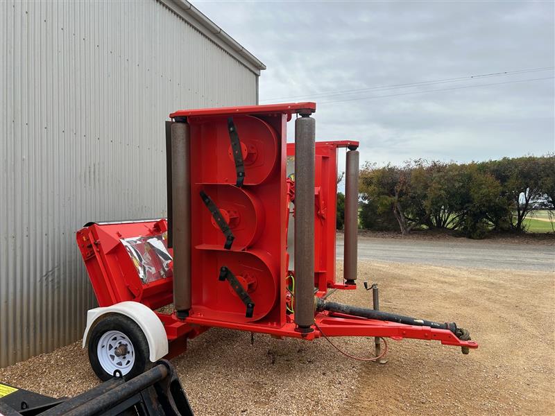 Photo 2. Trimax Pegasus 493 Finishing Mower