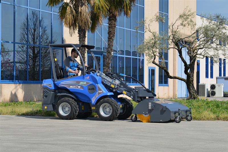 Photo 3. Multione EZ series loader