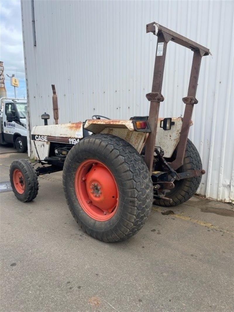 Photo 4. Case Tractor 1194