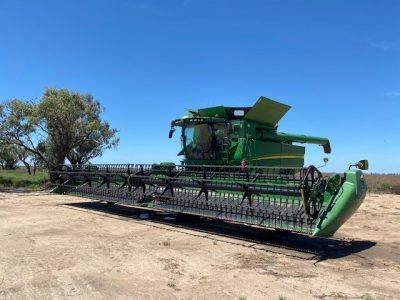 Photo 4. John Deere S780 combine harvester