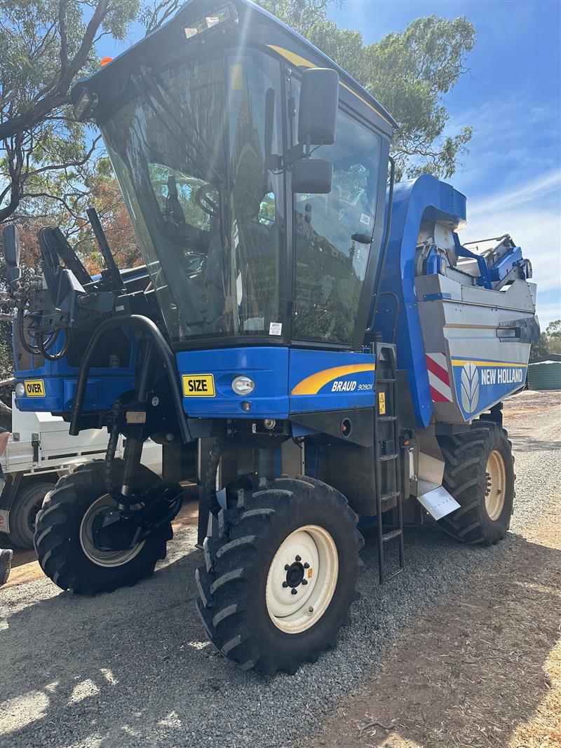 Photo 5. 9090XA Destemmer Braud New Holland 
