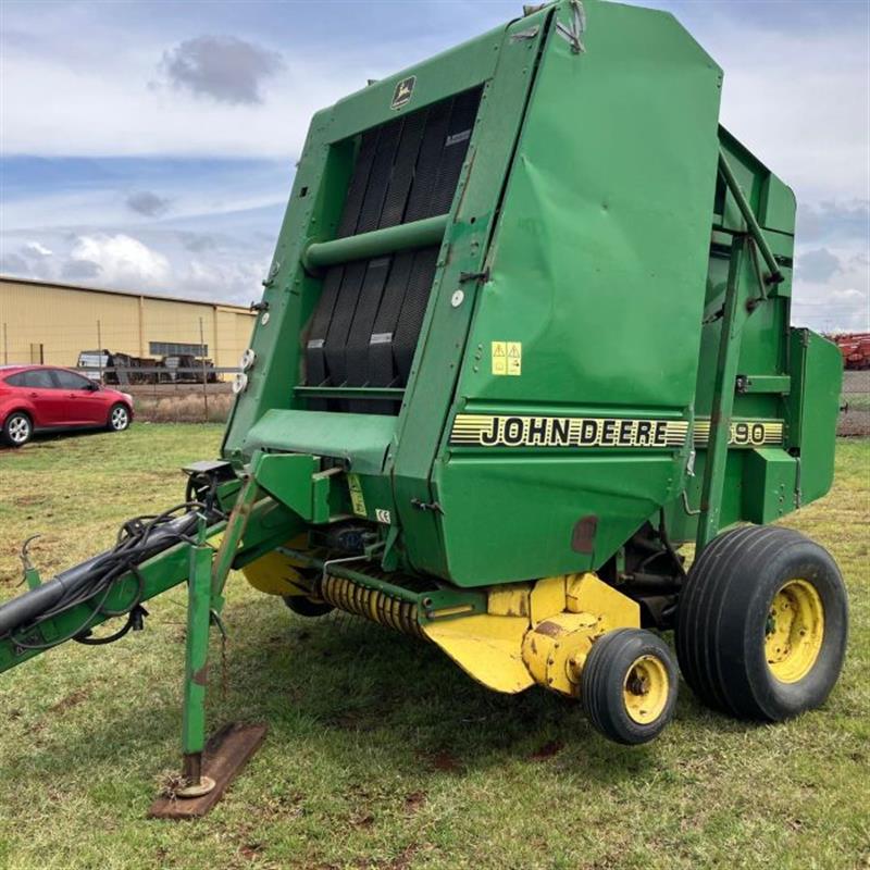 John Deere 590 baler Implement